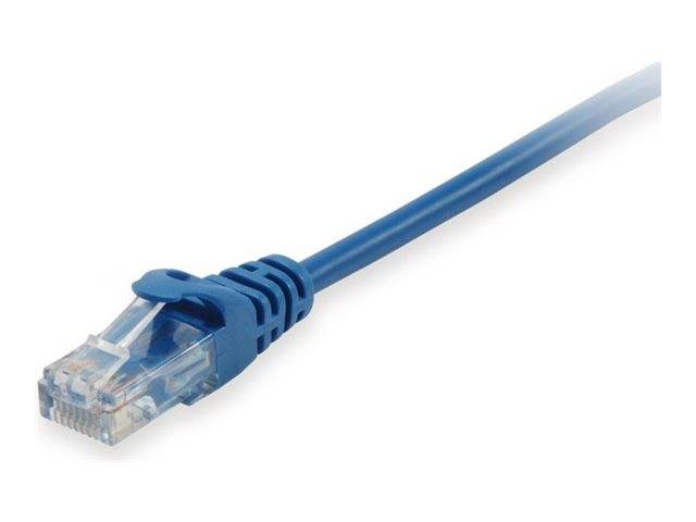 Blaues Ethernet-Kabel mit RJ45-Stecker auf weißem Hintergrund.