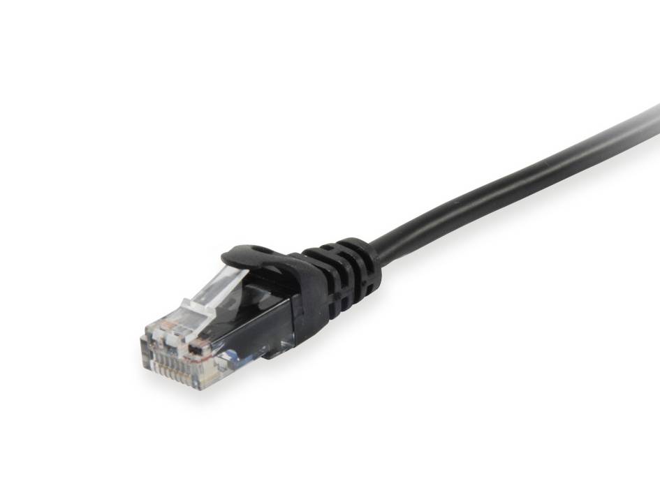 Schwarzes Ethernet-Kabel mit RJ45-Stecker auf weißem Hintergrund.
