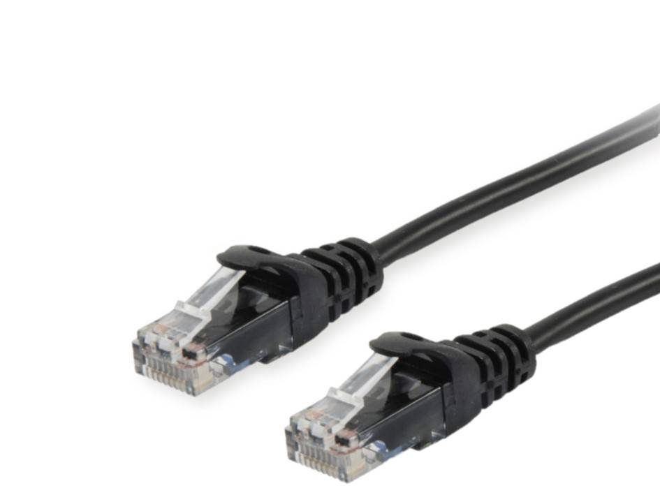 Zwei schwarze Ethernet-Kabel mit RJ45-Steckern auf weißem Hintergrund.