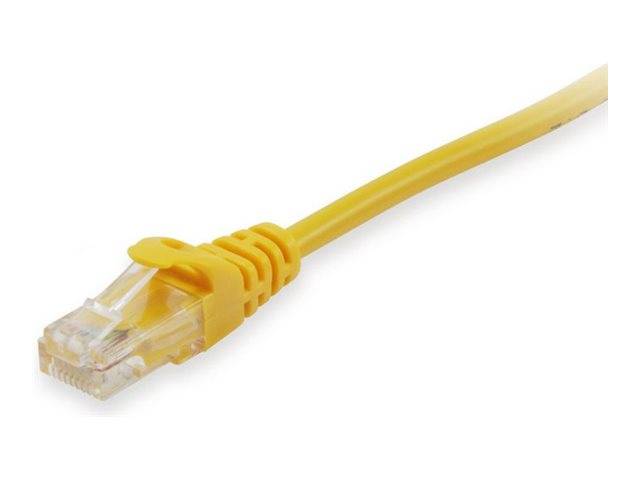 Nahaufnahme eines gelben Ethernet-Netzwerkkabels mit einem RJ45-Anschluss auf weißem Hintergrund.