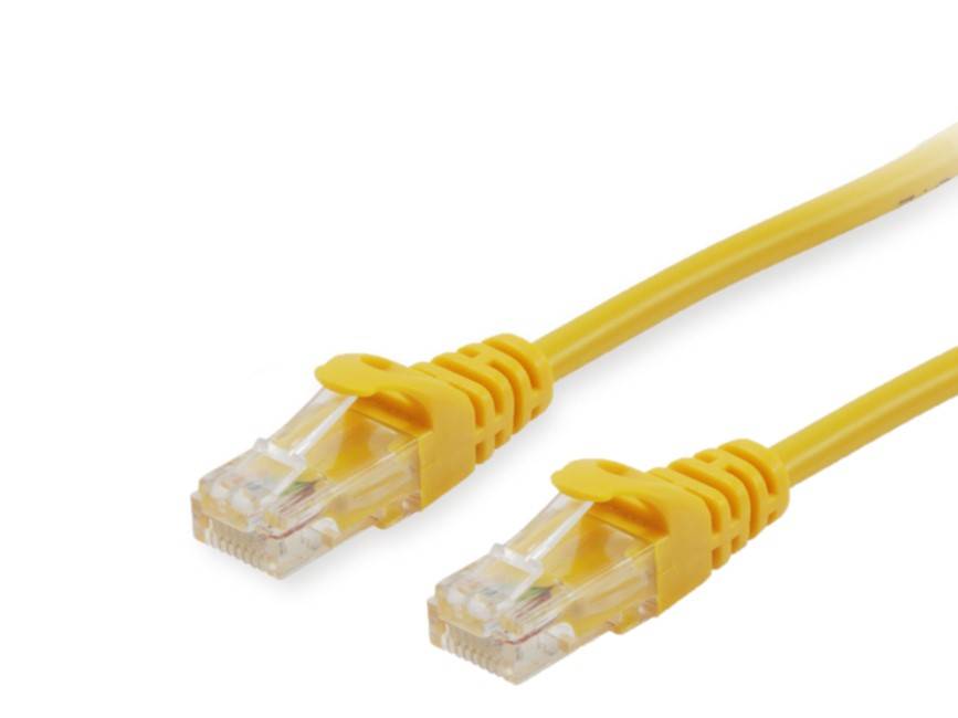Gelbes Ethernet-Netzwerkkabel mit zwei RJ45-Steckern auf weißem Hintergrund