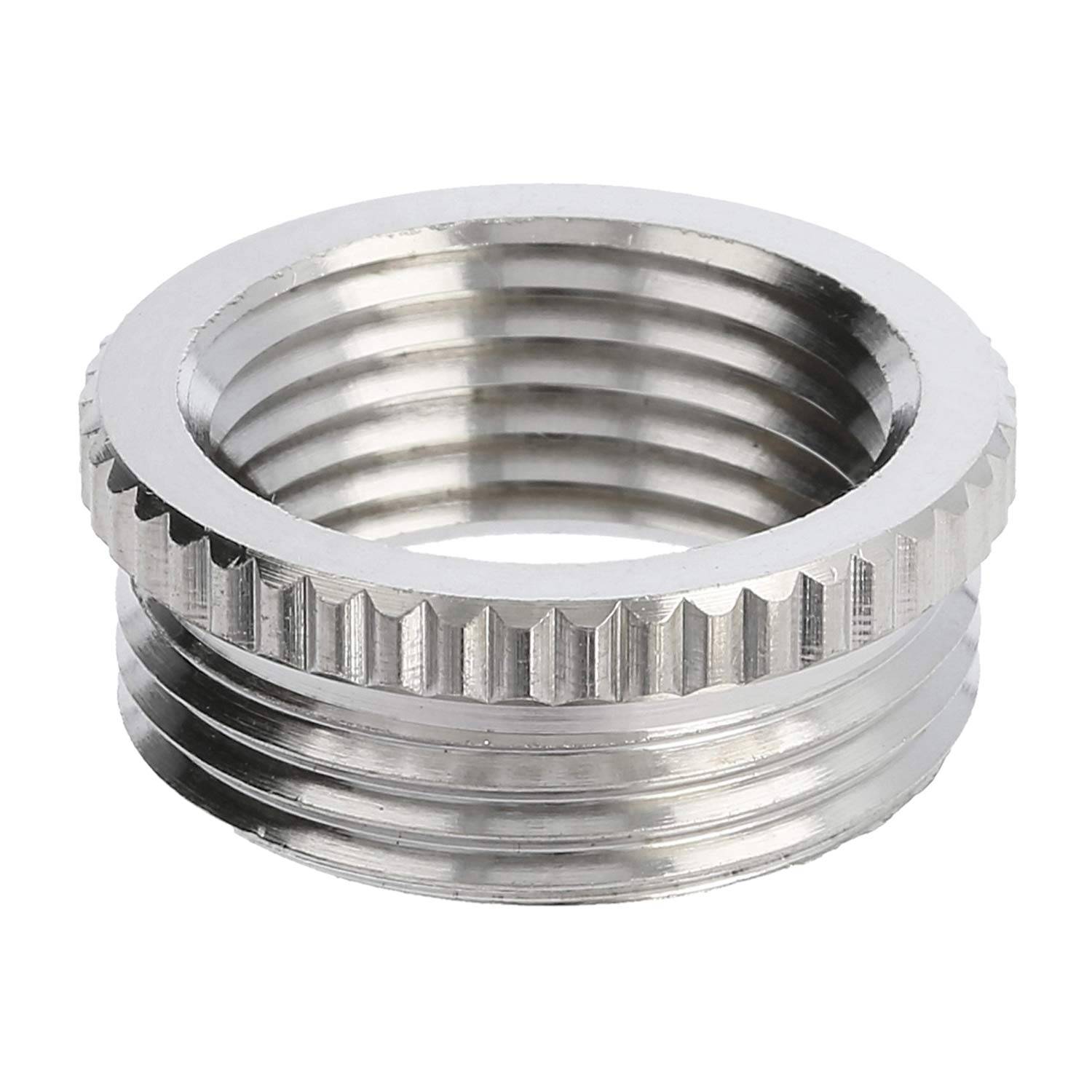 Ein metallischer Gewindeadapterring mit einer gerillten Außenfläche, konzipiert zum Verbinden von Rohren oder Armaturen, der das Licht auf seiner Oberfläche reflektiert.