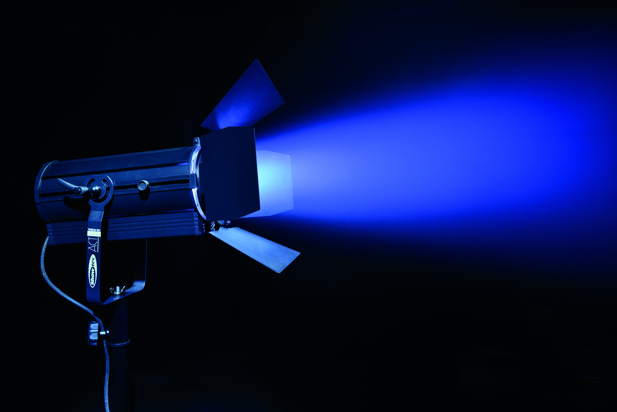 Showtec ACT Fresnel 150 RGBAL Kompakter RGBAL-LED-Fresnelscheinwerfer mit 150 W für Theater