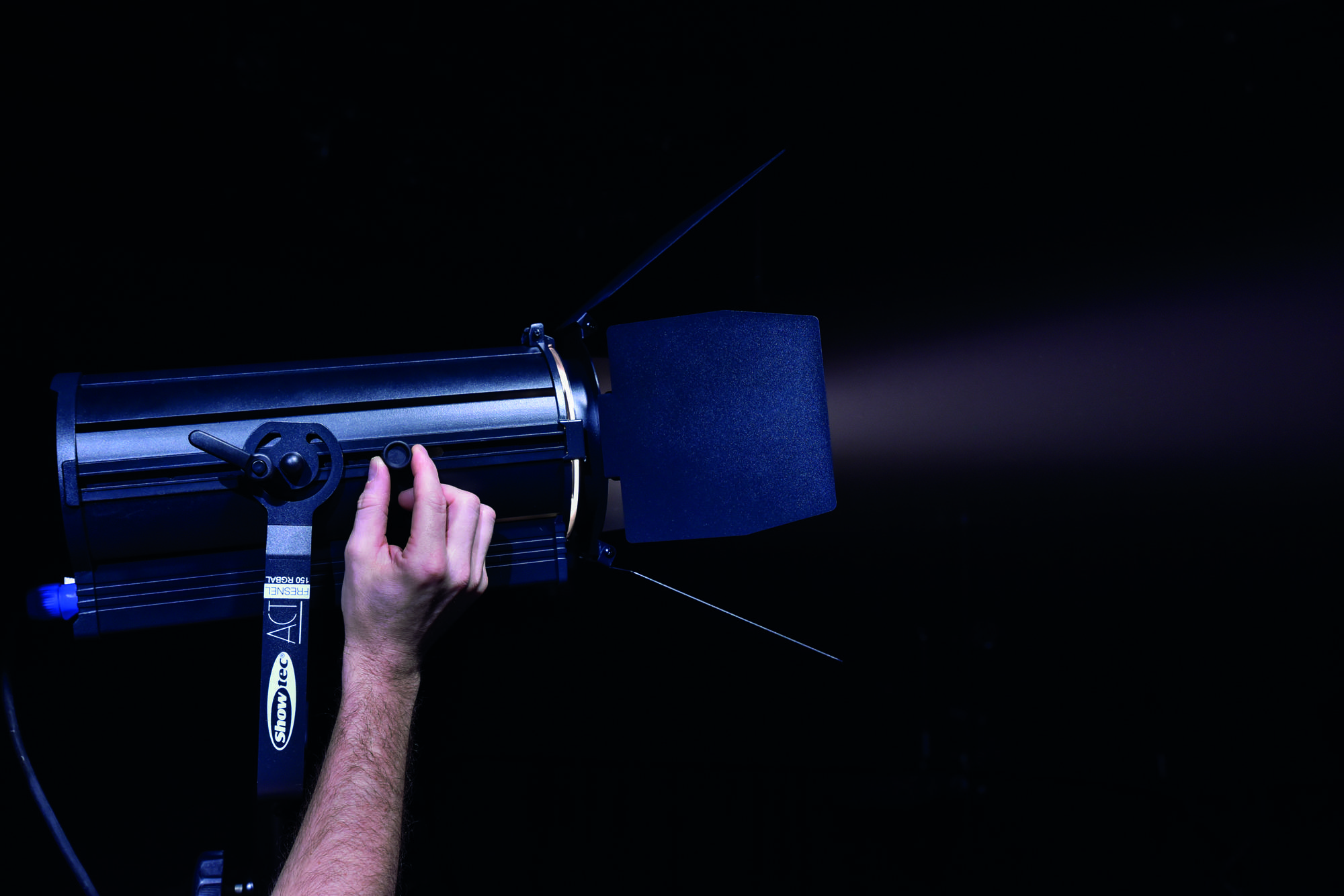 Showtec ACT Fresnel 150 RGBAL Kompakter RGBAL-LED-Fresnelscheinwerfer mit 150 W für Theater