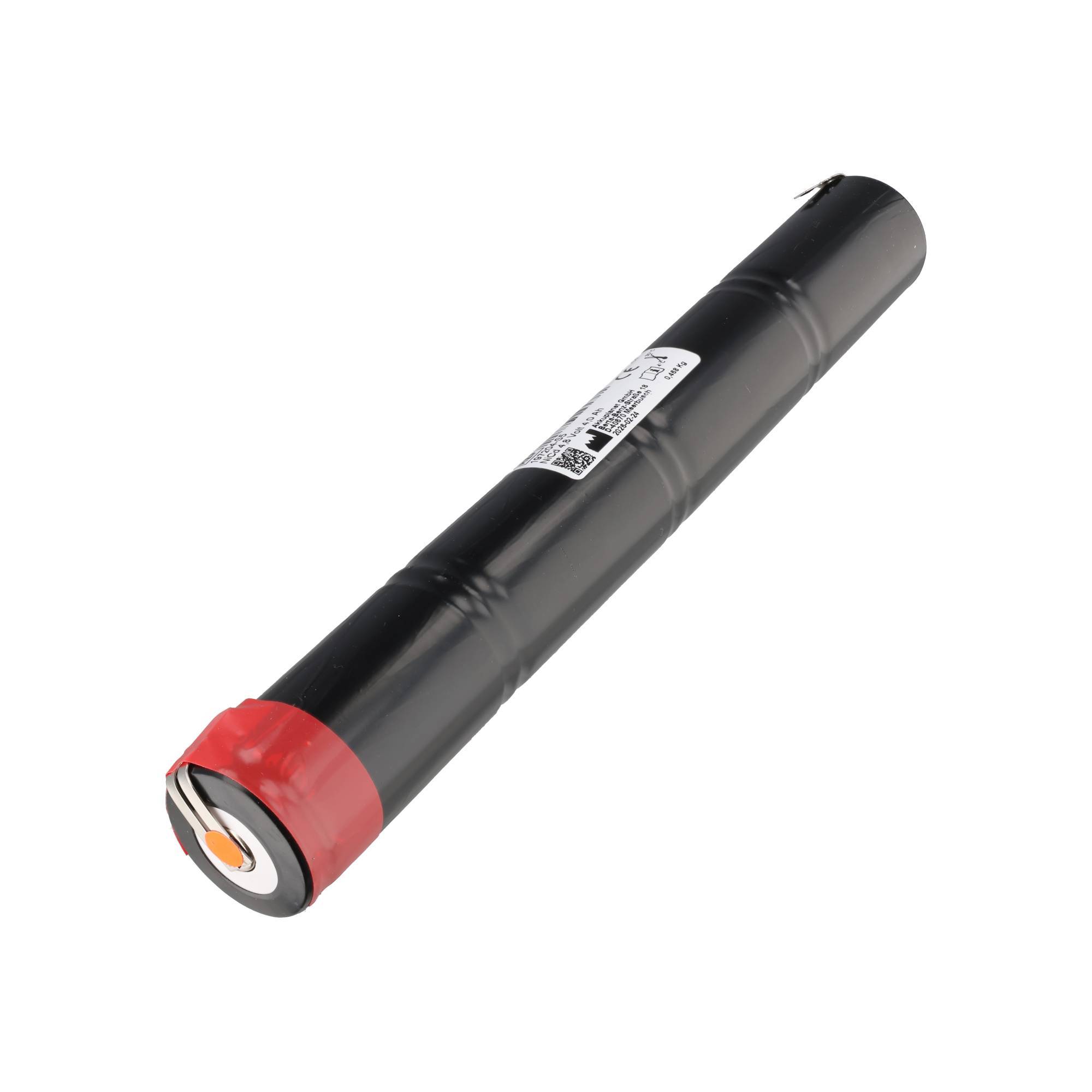 Schwarzes zylindrisches Batteriepaket mit einer roten Endkappe und einem Etikett, isoliert auf weißem Hintergrund dargestellt.
