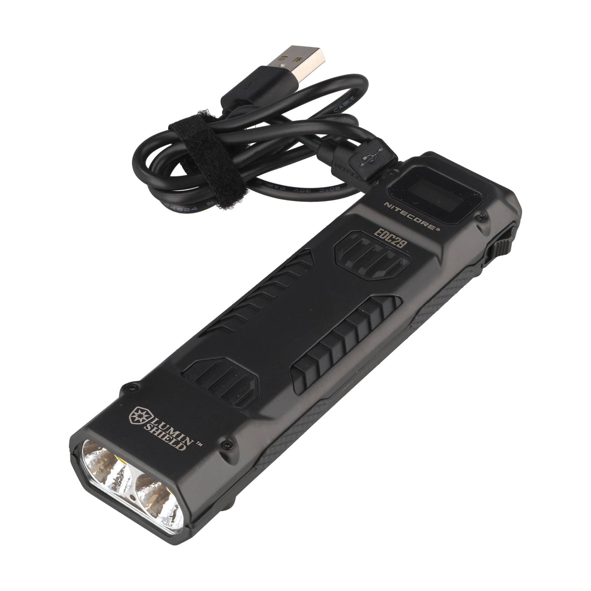 Schwarze Nitecore-Taschenlampe mit USB-Ladekabel, gezeigt auf weißem Hintergrund.