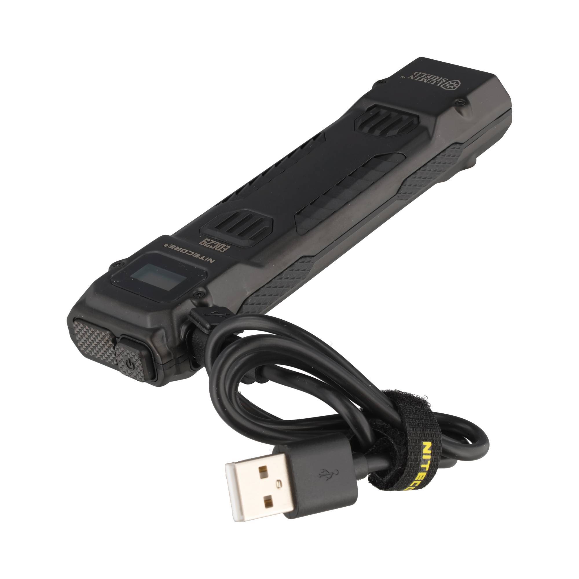 Schwarzer tragbarer digitaler Sprachrecorder mit integriertem Bildschirm und angeschlossenem USB-Ladekabel