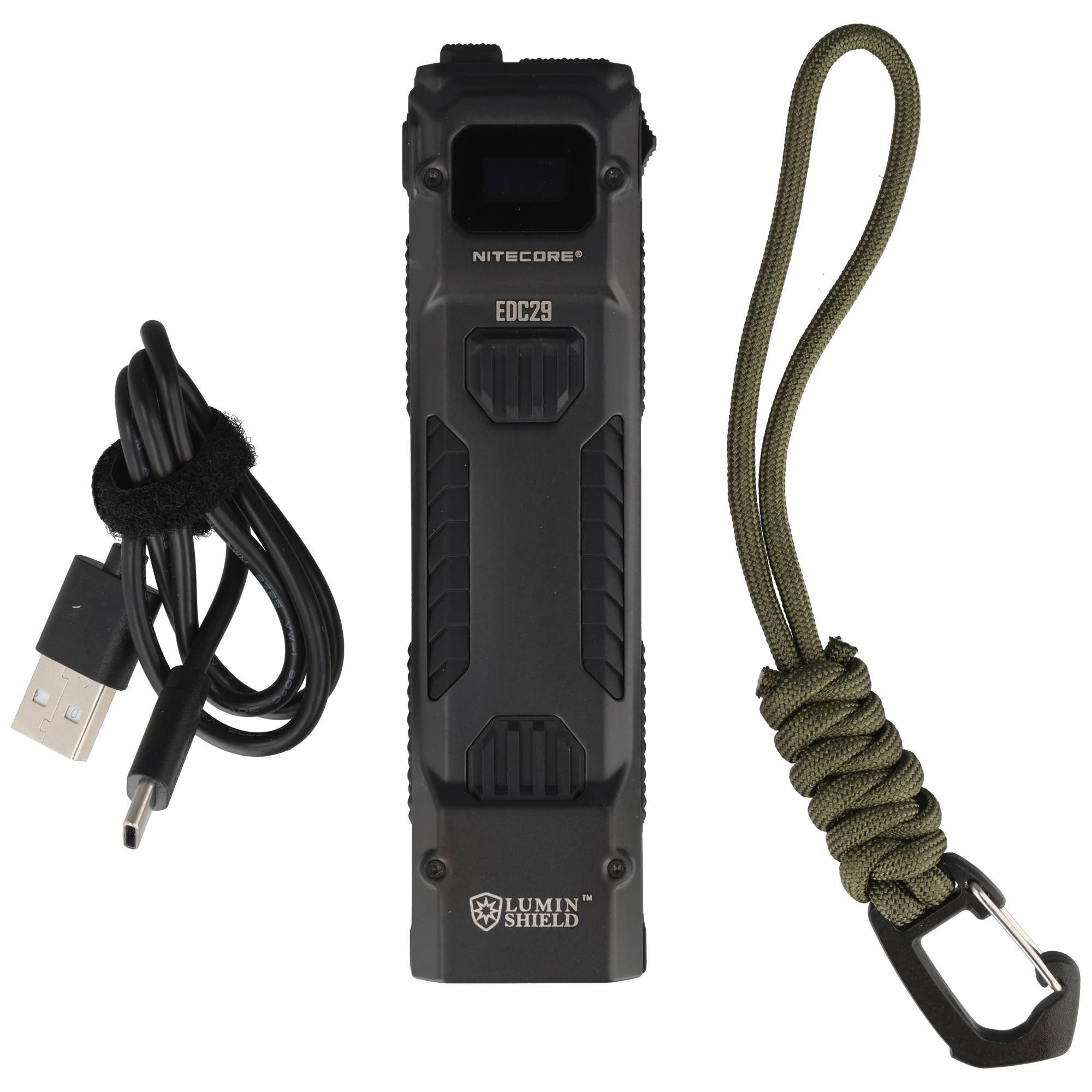 Schwarze Nitecore EDC29 Taschenlampe in der Mitte, dargestellt mit USB-Ladekabel auf der linken Seite und grünem Schlüsselband mit Clip auf der rechten Seite.