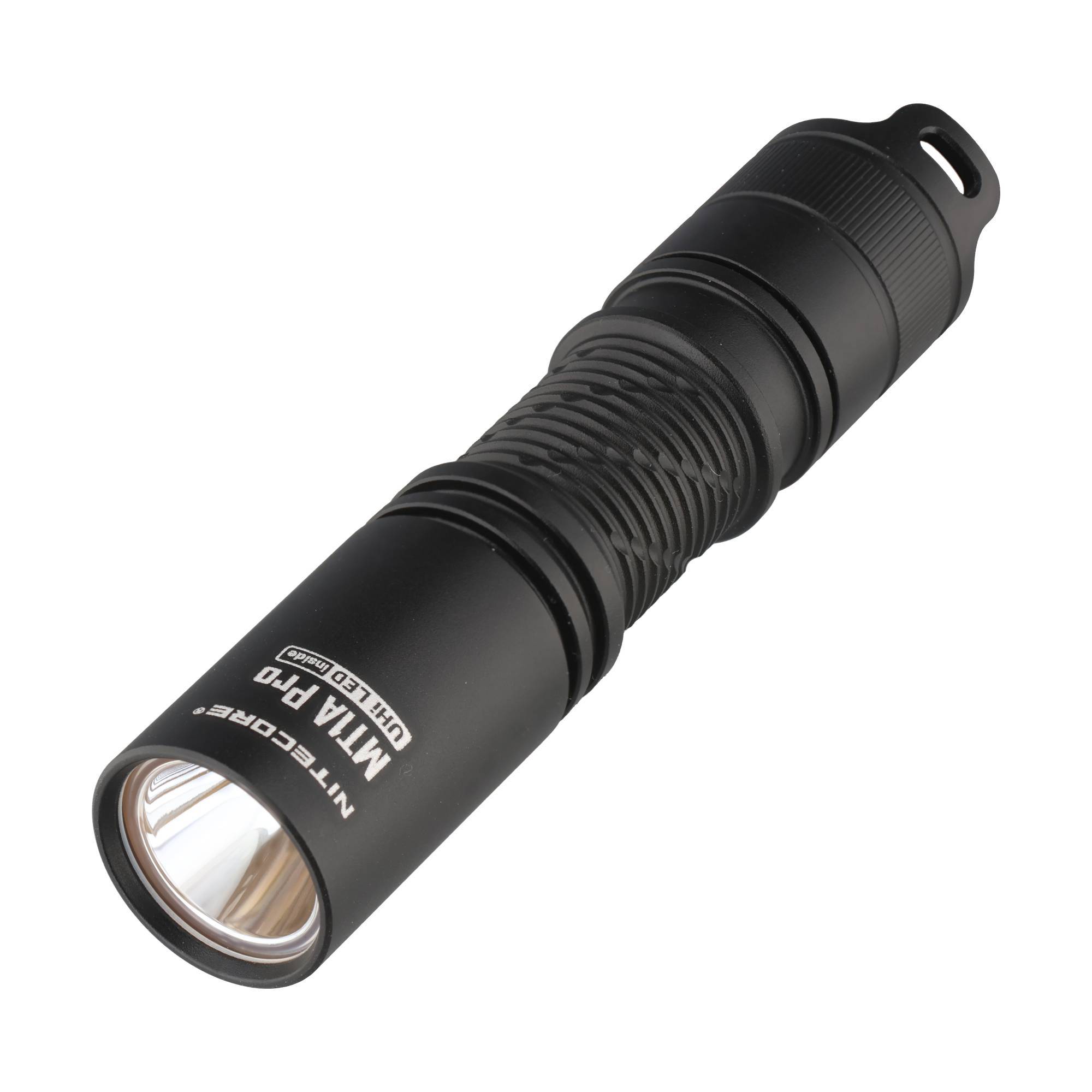 Schwarze Mini Maglite LED Pro Taschenlampe auf weißem Hintergrund gezeigt, diagonal angewinkelt mit nach vorne gerichtetem Objektiv.