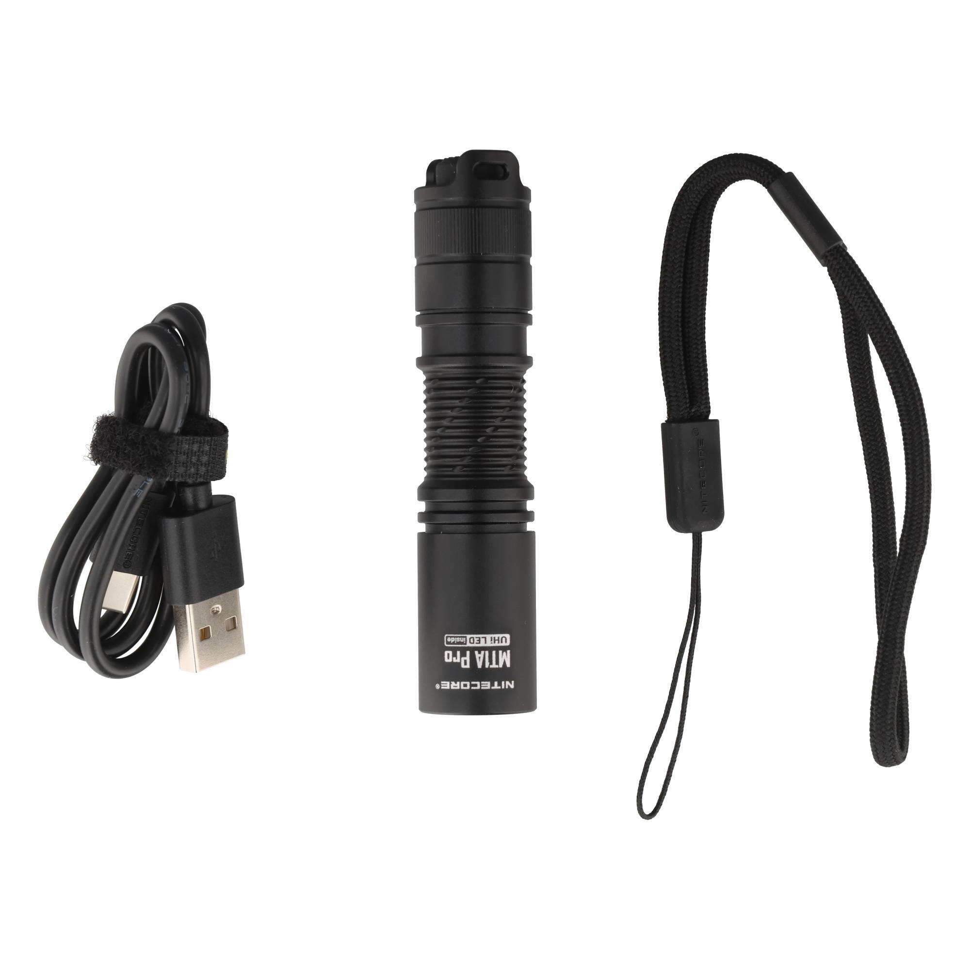 Schwarzes wiederaufladbares Taschenlampen-Set mit USB-Ladekabel und Handschlaufe auf weißem Hintergrund.