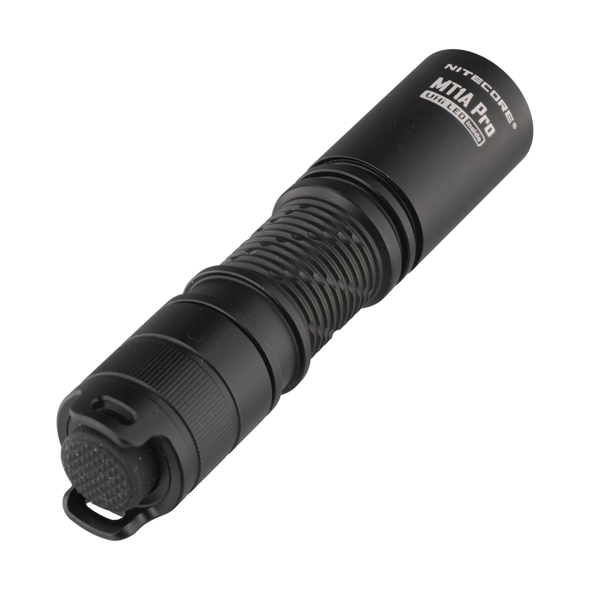 Schwarze NITECORE MT1A Pro LED-Taschenlampe mit gerilltem Körper und clipfreier Endkappe auf weißem Hintergrund.
