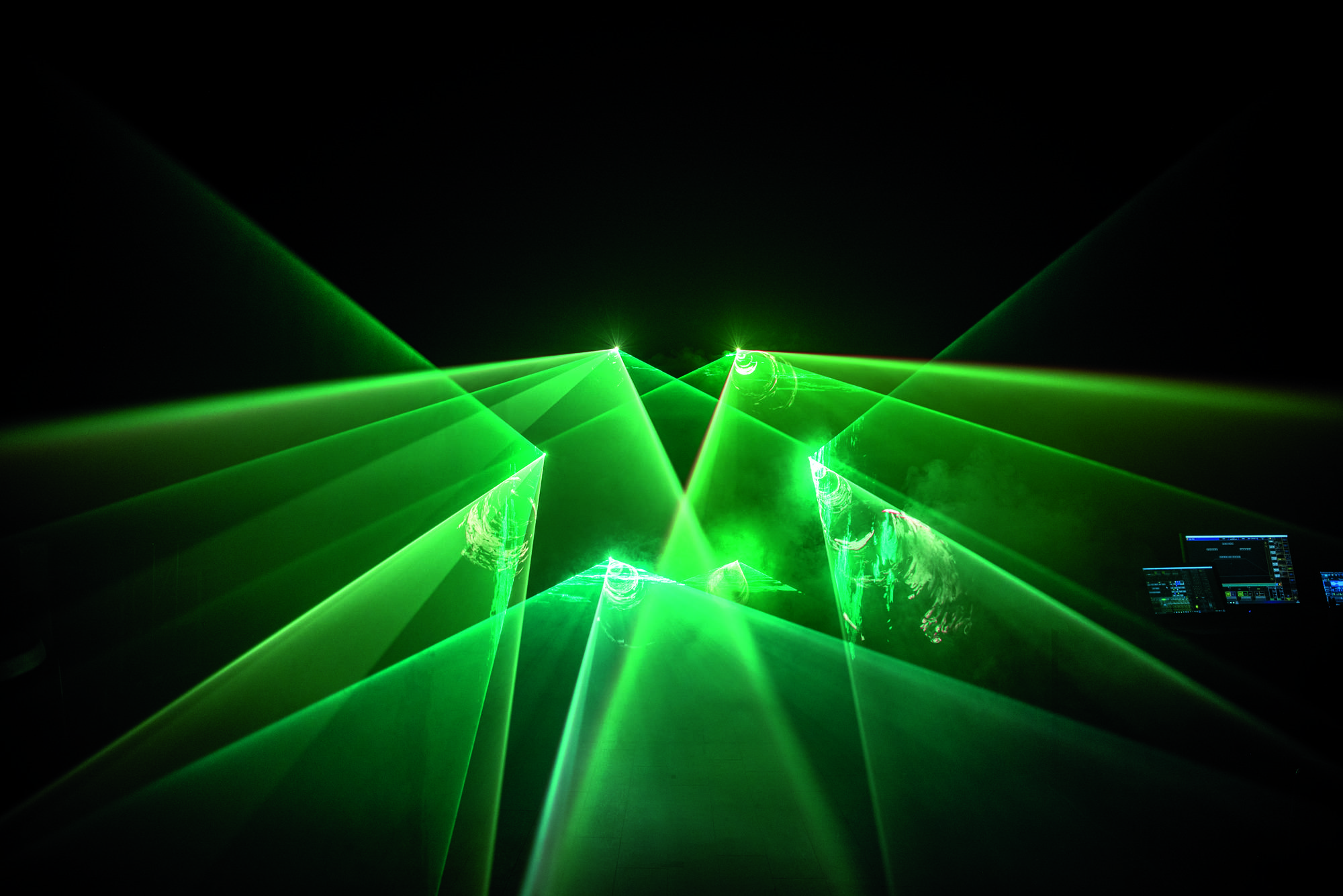 Showtec Galactic RGB-6-751 675 mW 6-Strahl Full Colour Fat Beam Laser