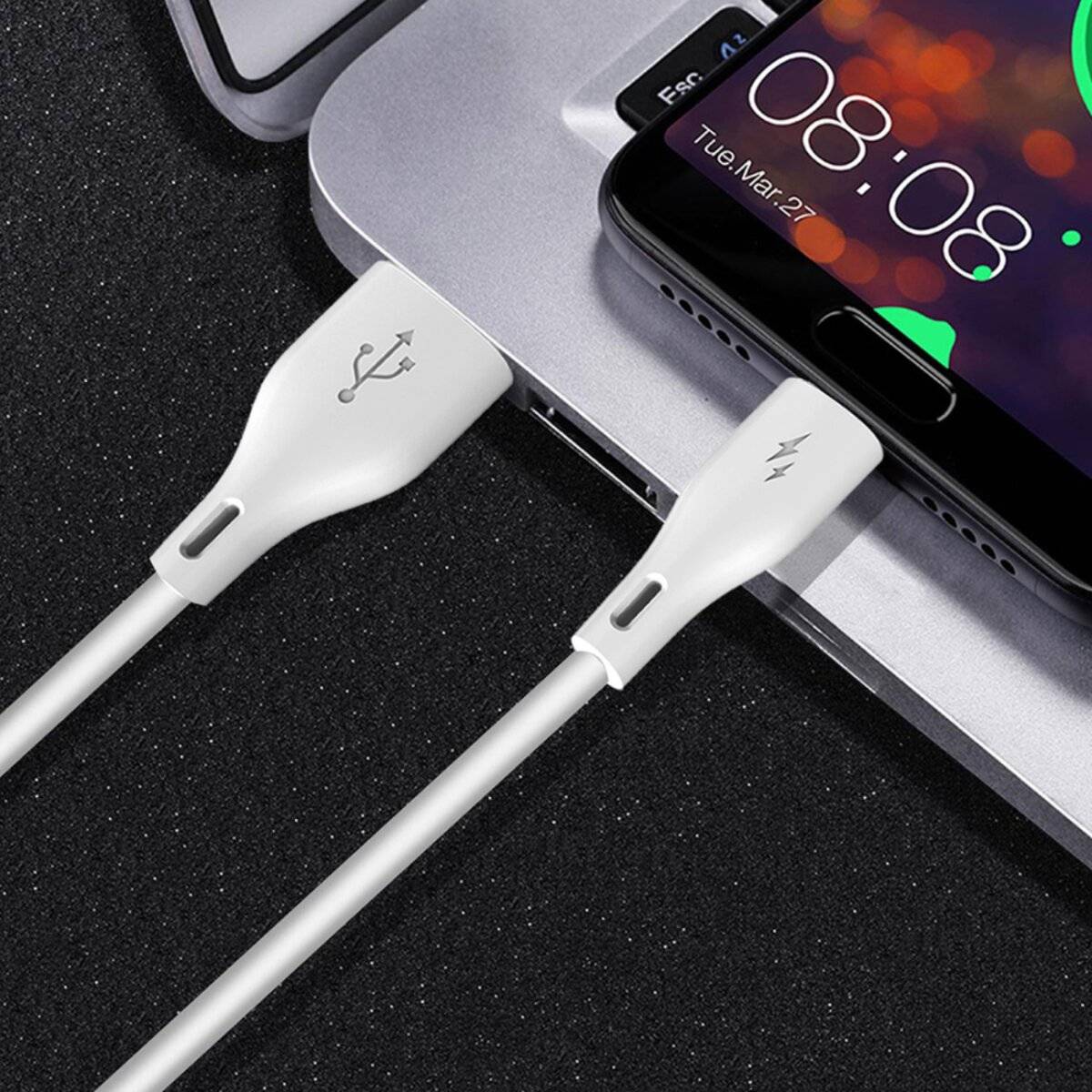 Ein Smartphone und ein Tablet sind teilweise sichtbar, durch zwei Ladekabel miteinander verbunden, vor einem schwarzen Hintergrund.