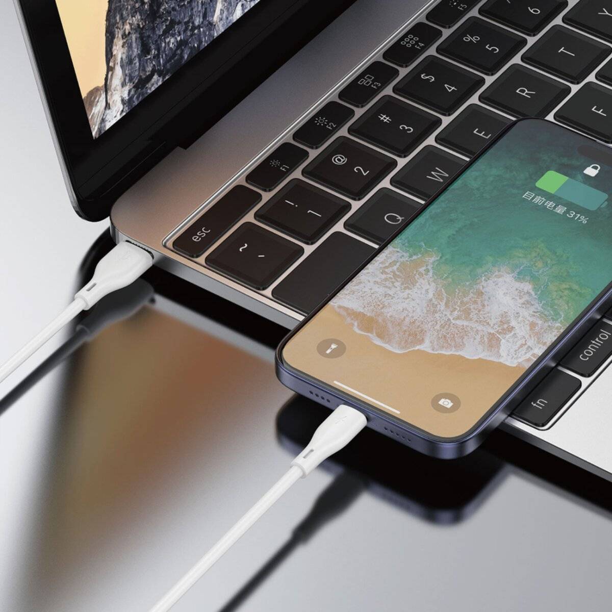 Ein Smartphone, das über ein Ladekabel mit einem Laptop verbunden ist, zeigt auf seinem Bildschirm ein Akkusymbol mit 97% Ladung.