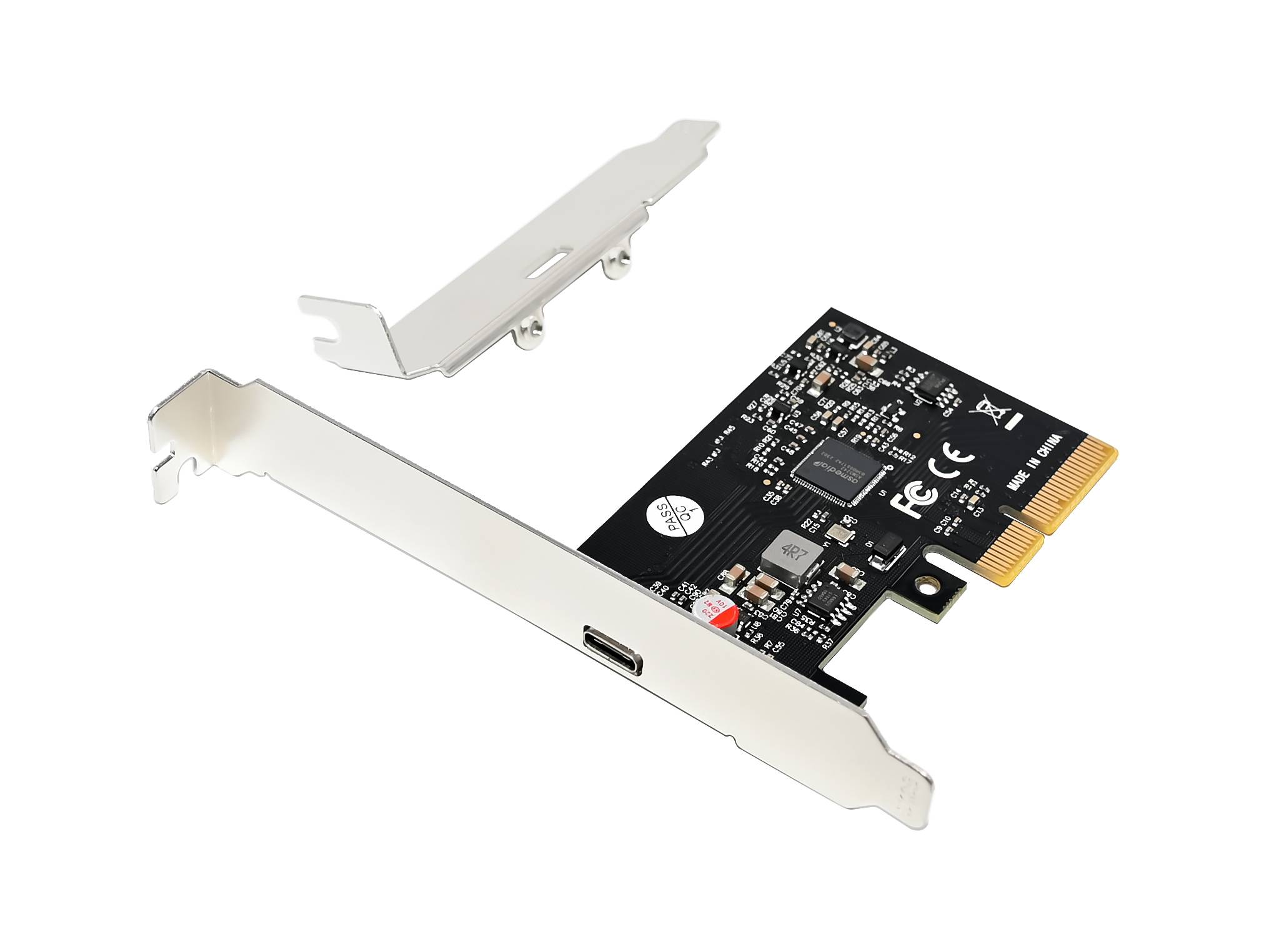 PCIe-Erweiterungskarte mit schwarzer Leiterplatte und zwei silbernen Halterungsplatten, gezeigt auf weißem Hintergrund.