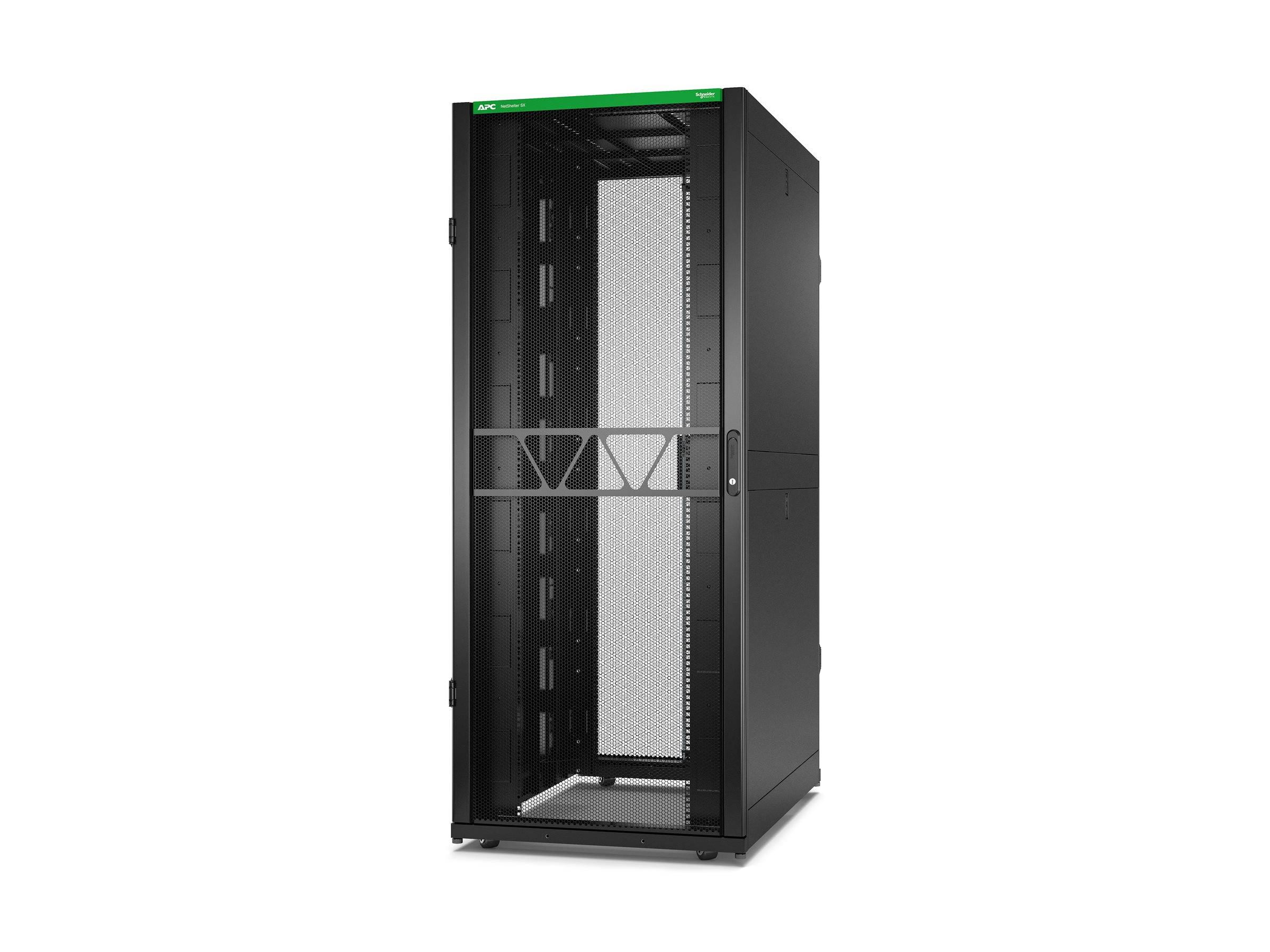 Leeres schwarzes Server-Rack-Schrank mit Glastür vorne und gelöcherten Seitenpaneelen, dargestellt vor weißem Hintergrund.