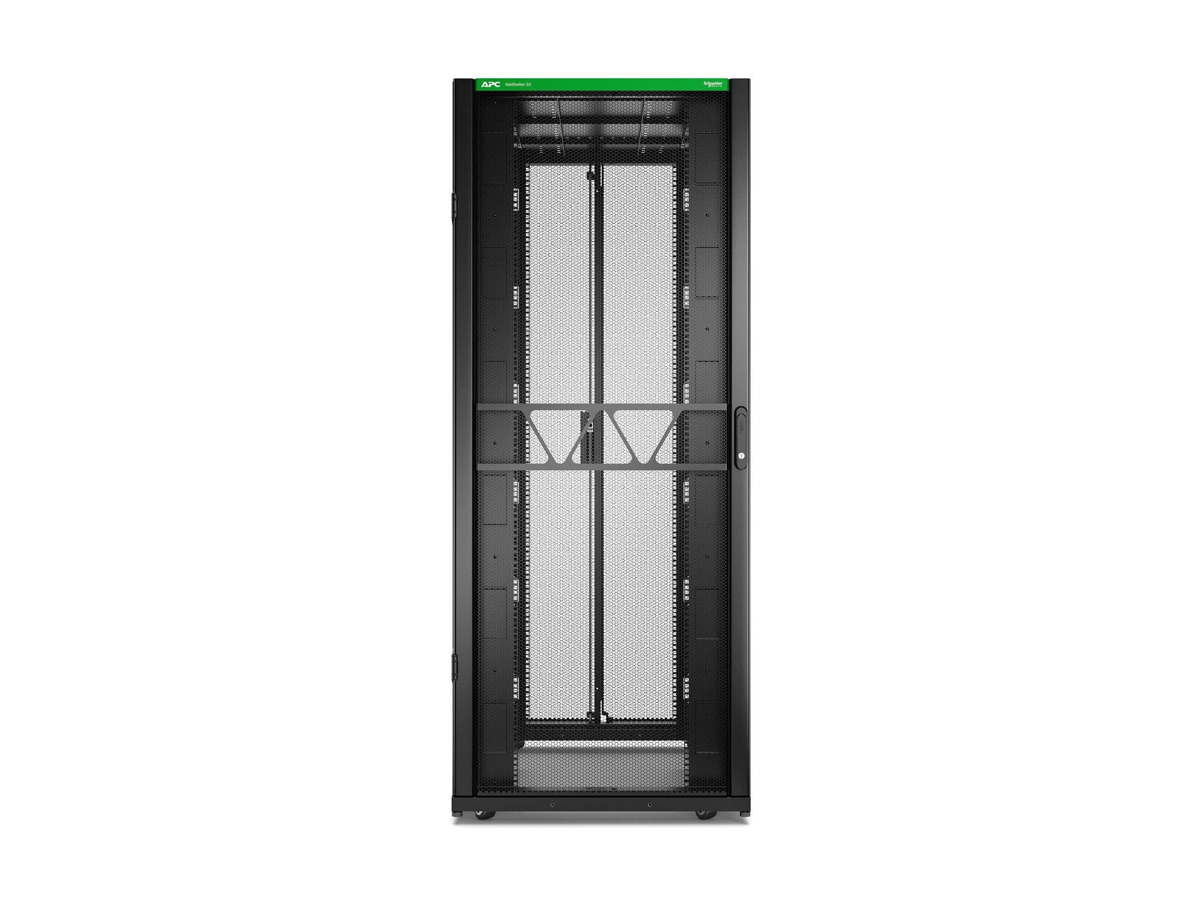 Hoher schwarzer Server-/Netzwerk-Schrank mit vorderen Meshgittertüren und Belüftungspaneelen, geschlossen auf weißem Hintergrund dargestellt.