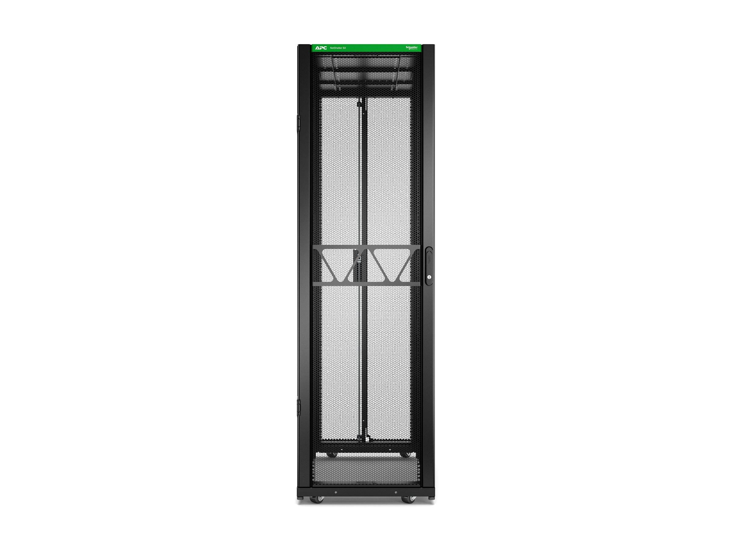 Vorderansicht eines hohen schwarzen Serverschrank-Gehäuses mit Gittertür und grünem Oberetikett, vor weißem Hintergrund dargestellt.