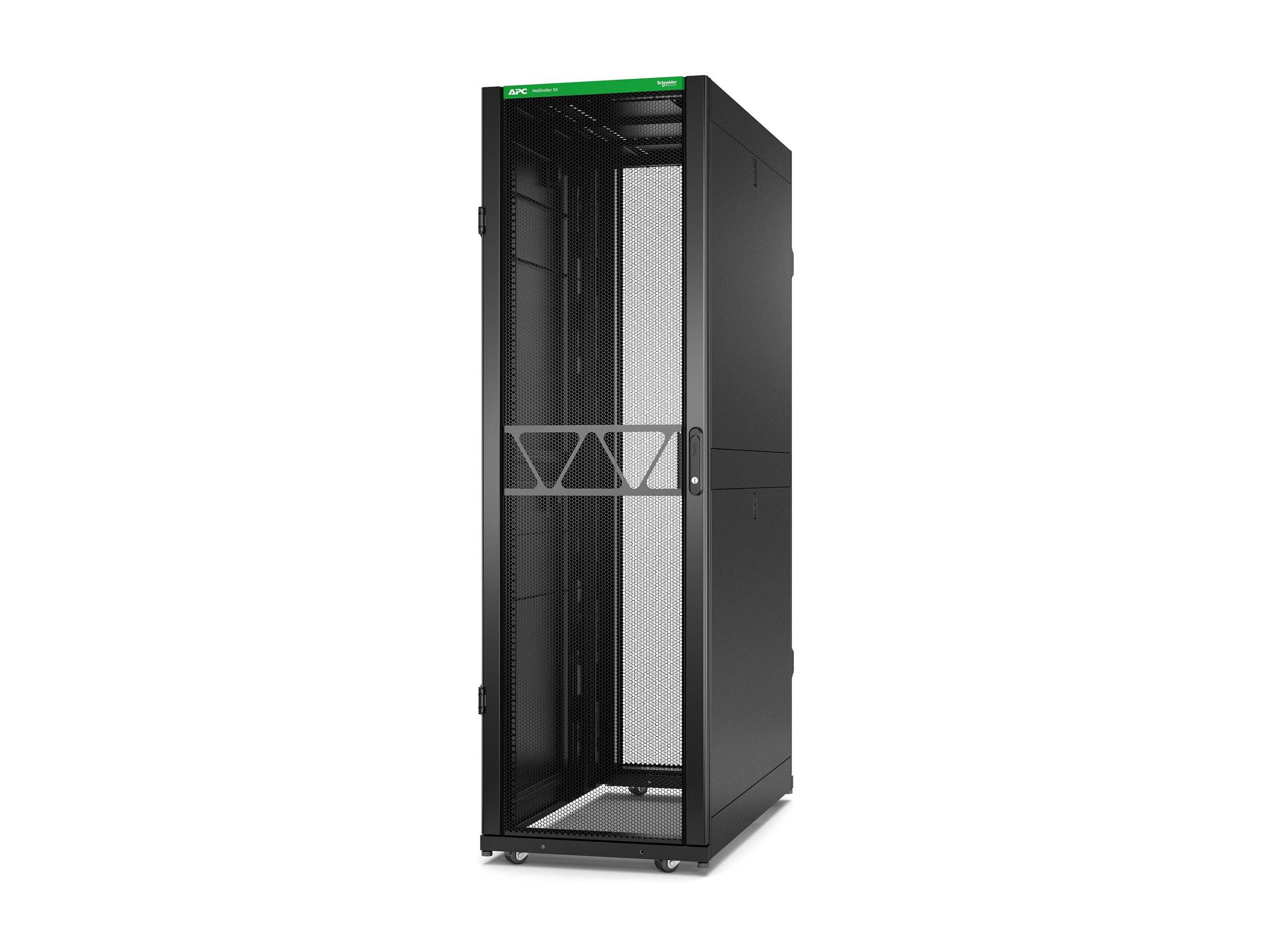 Schwarzer Server-Rack-Schrank mit offener Fronttür, Mesh-Rückwand und verstellbaren Innenleisten auf weißem Hintergrund.