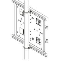 Diagramm einer Montageklammerplatte, die an einem vertikalen Pfosten befestigt ist, mit Nutschienen und Befestigungselementen, die die Platte an Ort und Stelle sichern.