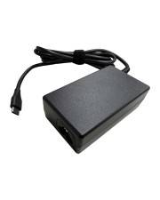 Schwarzer Laptop-Stromadapter mit angeschlossenem USB-C-ähnlichem Kabel auf weißem Hintergrund