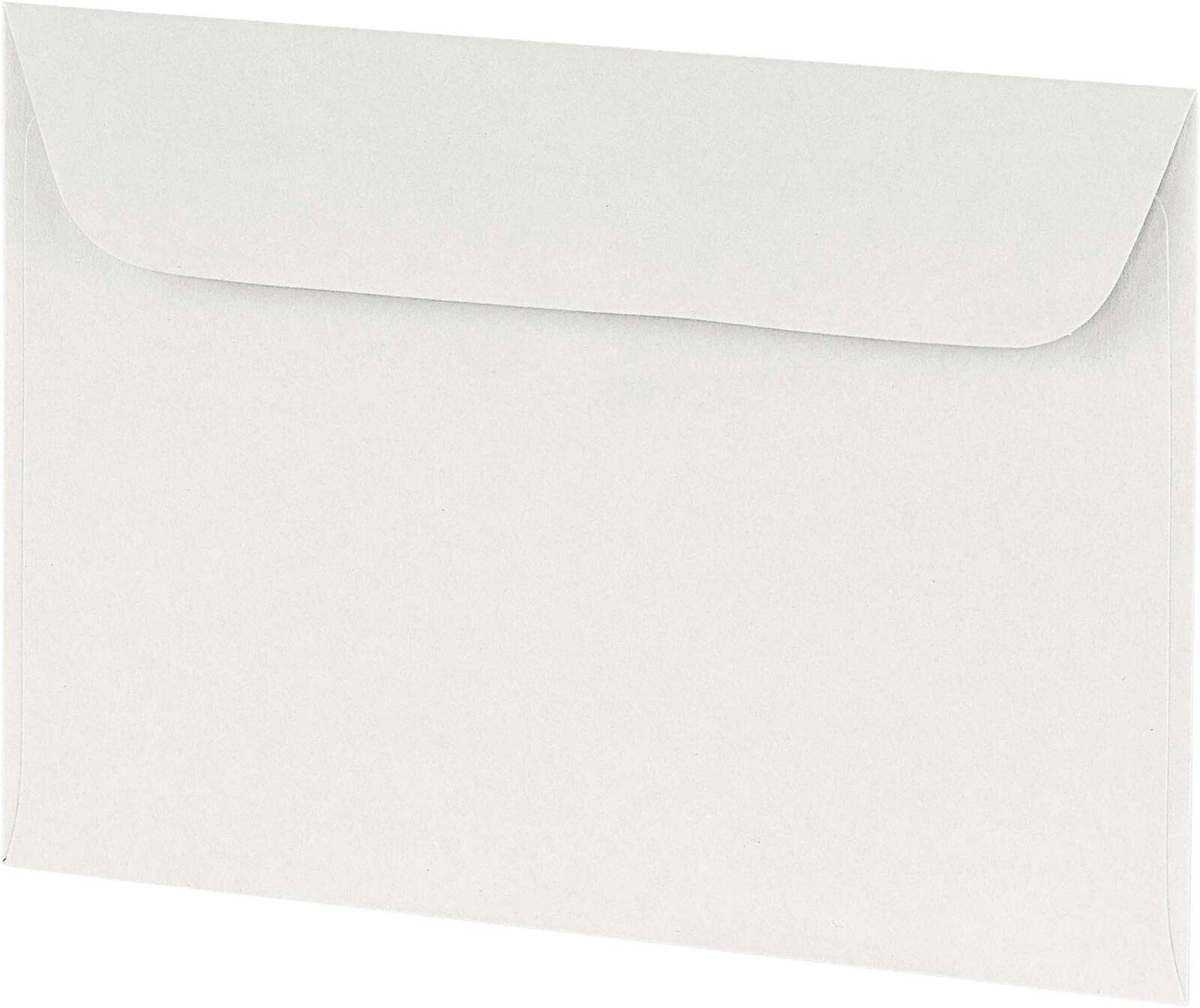 Weißer, geschlossener Umschlag auf neutralem Hintergrund mit eingeklappter Lasche.