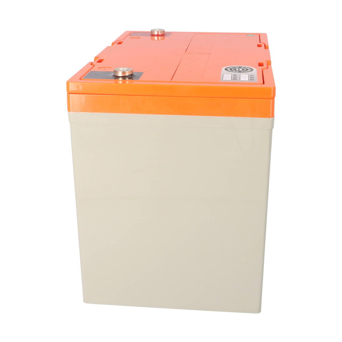 Eine rechteckige Batterie mit orangefarbener Oberseite und hellgrauem Gehäuse, dargestellt isoliert auf weißem Hintergrund.