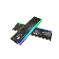 „Drei Speicher des XPG DDR5 RAM mit RGB-Beleuchtung, mit schlankem schwarzem Design und mehrfarbigen LED-Streifen.