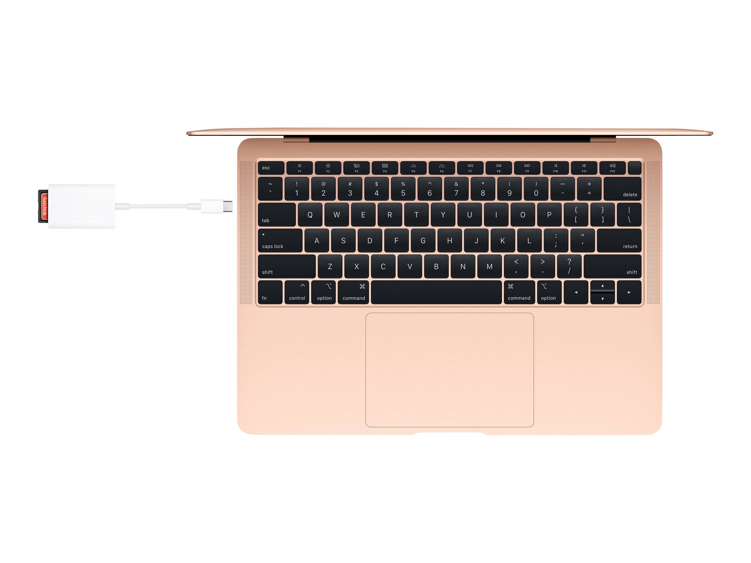 Draufsicht auf einen roségoldfarbenen Laptop mit einem USB-Stick und einem Adapter, die links angeschlossen sind, vor weißem Hintergrund.