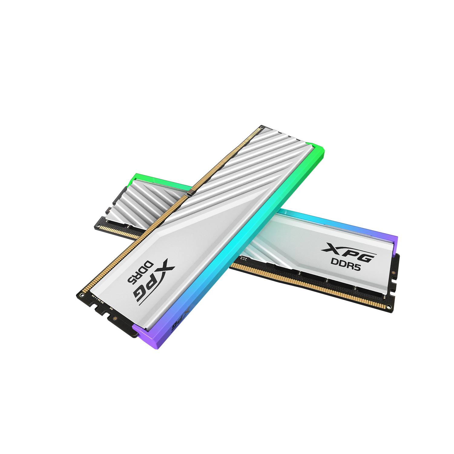 Drei XPG DDR5 RAM-Module mit silbernen Kühlkörpern und regenbogenfarbener Kantenbeleuchtung, gekreuzt auf weißem Hintergrund.