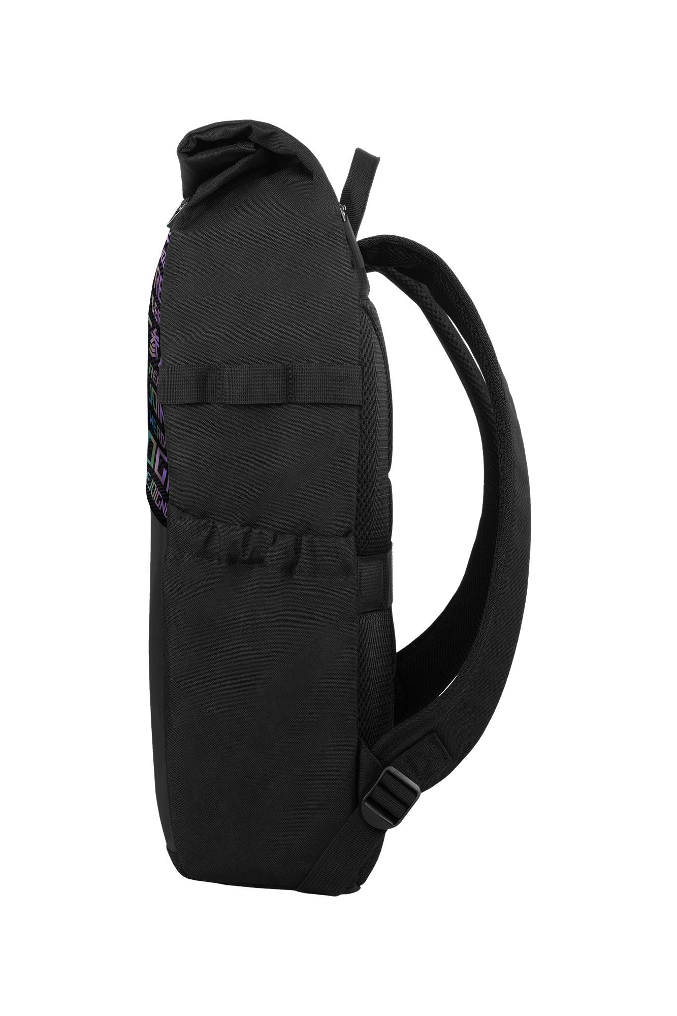 Schwarzer Rucksack in Seitenansicht mit gepolstertem Schultergurt und minimalistischem Design auf dunklem Hintergrund.