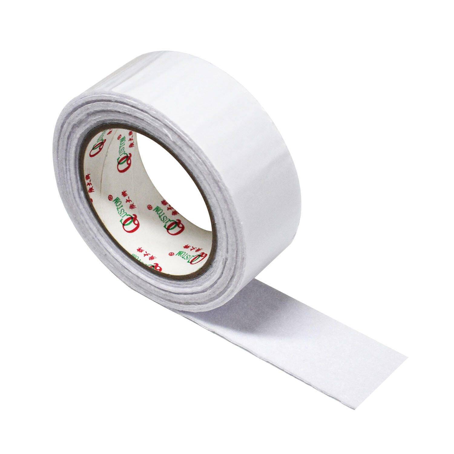 Rolle weißes Klebeband mit einem abgerollten Streifen auf einfachem Hintergrund.