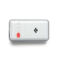Weißes rechteckiges elektronisches Gerät mit einem schwarzen Diamant-Logo und einem roten Knopf, dargestellt auf einem schlichten weißen Hintergrund.