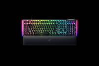 RGB-beleuchtete Gaming-Tastatur auf schwarzem Hintergrund, frontal dargestellt mit angebrachter Handgelenkstütze.