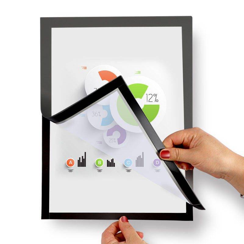 Eine Person hält ein aufgerolltes Diagramm mit farbigen Grafiken und Prozentsymbolen, was verschiedene Ebenen der Datenvisualisierung und -analyse anzeigt.