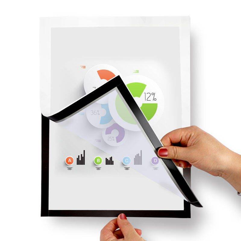 Hände, die ein Bild mit geschichteten Kreisdiagrammen halten, welche Datenprozentsätze zeigen. Schlüsselpunkte mit den Buchstaben A, B, C, D leiten den Betrachter.