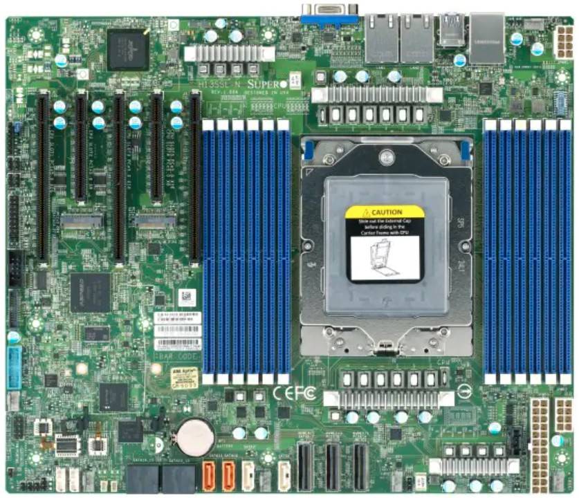 Ein Computermotherboard mit verschiedenen Komponenten, darunter RAM-Steckplätze, ein CPU-Sockel und mehrere Anschlüsse und Schaltkreise.