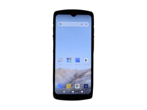 Schwarzes Smartphone mit Android-Startbildschirm, der die Google-Suchleiste, App-Symbole und ein Wüsten-Hintergrundbild zeigt.