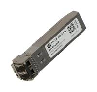 MikroTik SFP-Optiktransceiver-Modul auf weißem Hintergrund dargestellt.