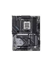 Computerhauptplatine auf weißem Hintergrund gezeigt, mit CPU-Sockel, RAM-Steckplätzen, Erweiterungssteckplätzen und sichtbaren Kühlkörpern.
