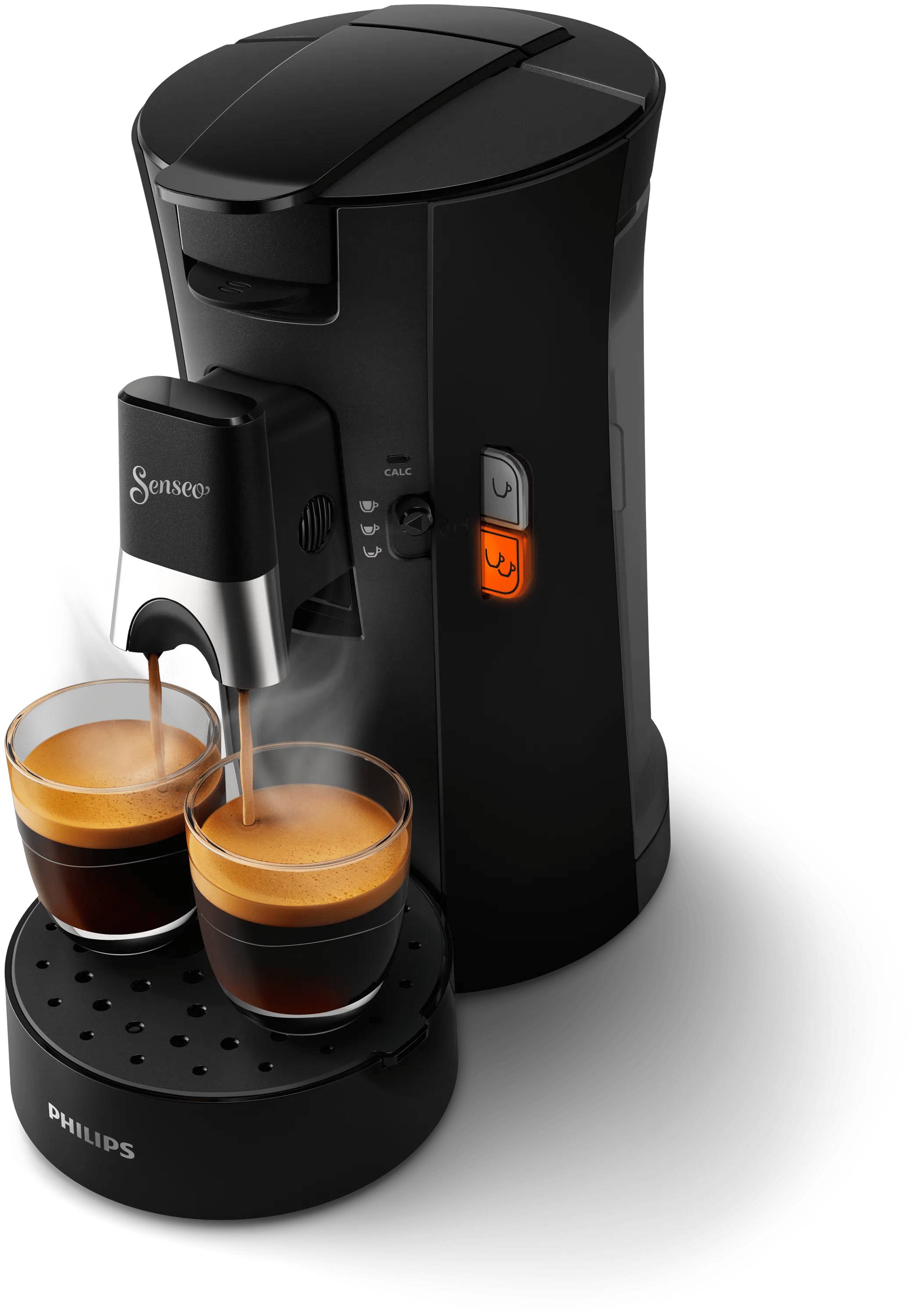 Schwarze Philips Senseo Kaffeemaschine, die zwei Tassen Kaffee braut, mit orangenbeleuchtetem Einschaltknopf.