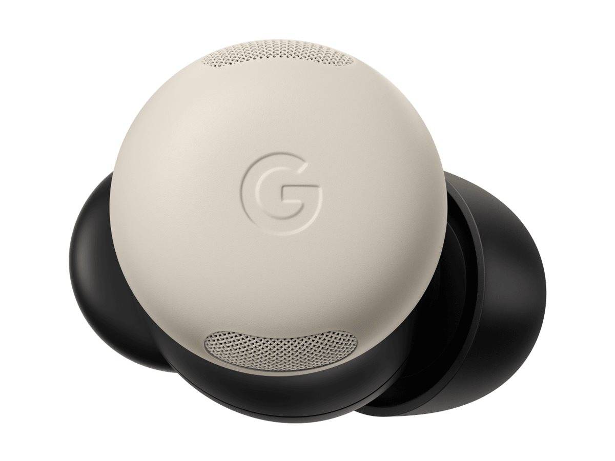 Ein kompaktes beige-schwarzes kabelloses Google-Ohrhörer-Etui, geschlossen vor weißem Hintergrund gezeigt.