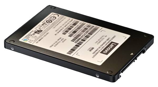 Schwarze Lenovo 2,5-Zoll-Festplatte mit Solid-State-Laufwerk in schrägem Winkel dargestellt mit sichtbarem Produktetikett und Anschluss.