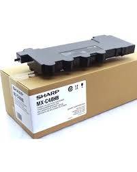 Eine Sharp MX-C40HB Tonersammelbehälter wird auf seiner beschrifteten Verpackungsbox platziert.