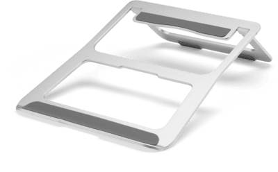 Weißer Metall-Laptop-Ständer mit zwei rechteckigen Ausschnitten, offen und schräg auf schwarzem Hintergrund dargestellt.