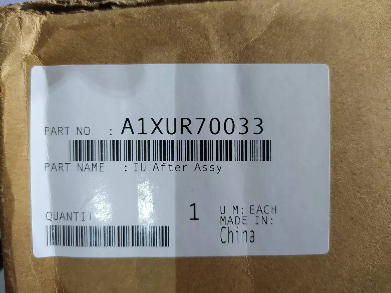 Versandetikett auf einem Kartonpaket mit Teilenummer „A1XUR70033