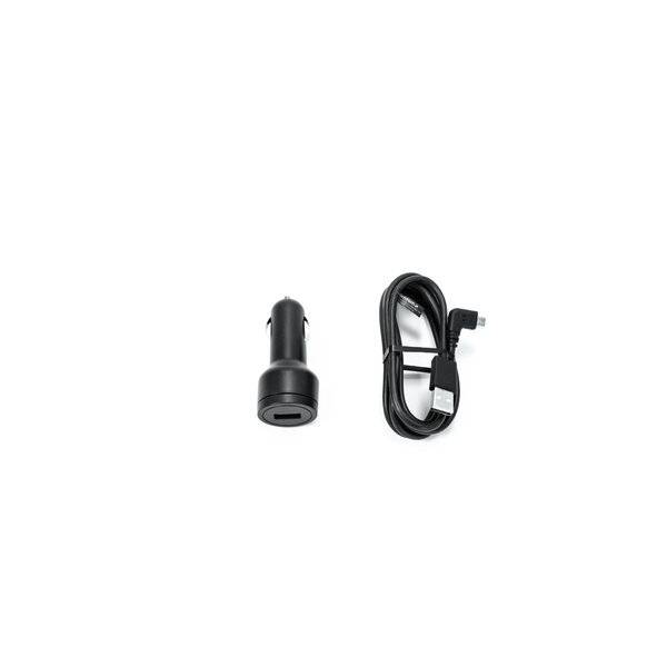 Schwarzer USB-Autoladegerätadapter und ein aufgerolltes USB-Ladekabel auf weißem Hintergrund.