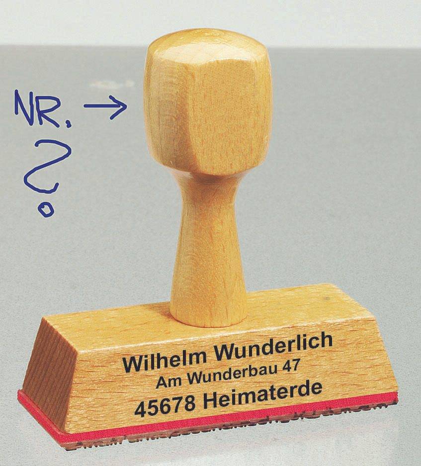 Gummistempel aus Holz mit Griff, beschriftet mit „Wilhelm Wunderlich, Am Wunderbau 47, 45678 Heimat...
