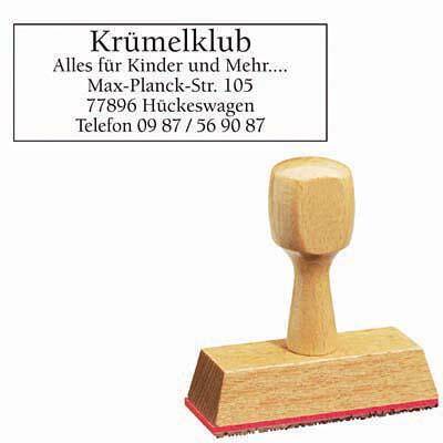 Werbung für Krümelklub mit Adresse und Telefonnummer, zeigt einen Holzhandstempel oder Tintenstempel auf weißem Hintergrund.