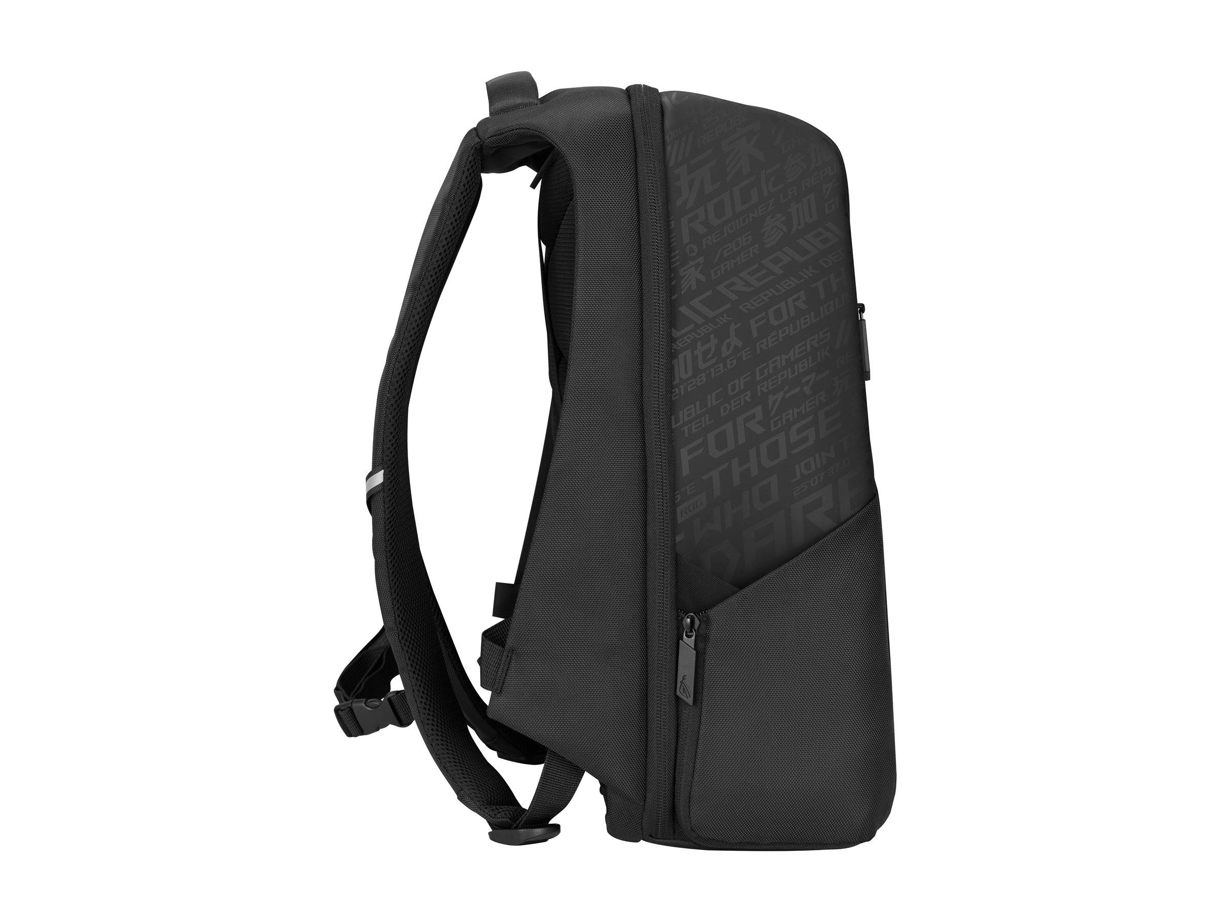 Schwarzer Rucksack in Seitenansicht mit gepolsterten Schultergurten und einer vorderen Reißverschlusstasche.